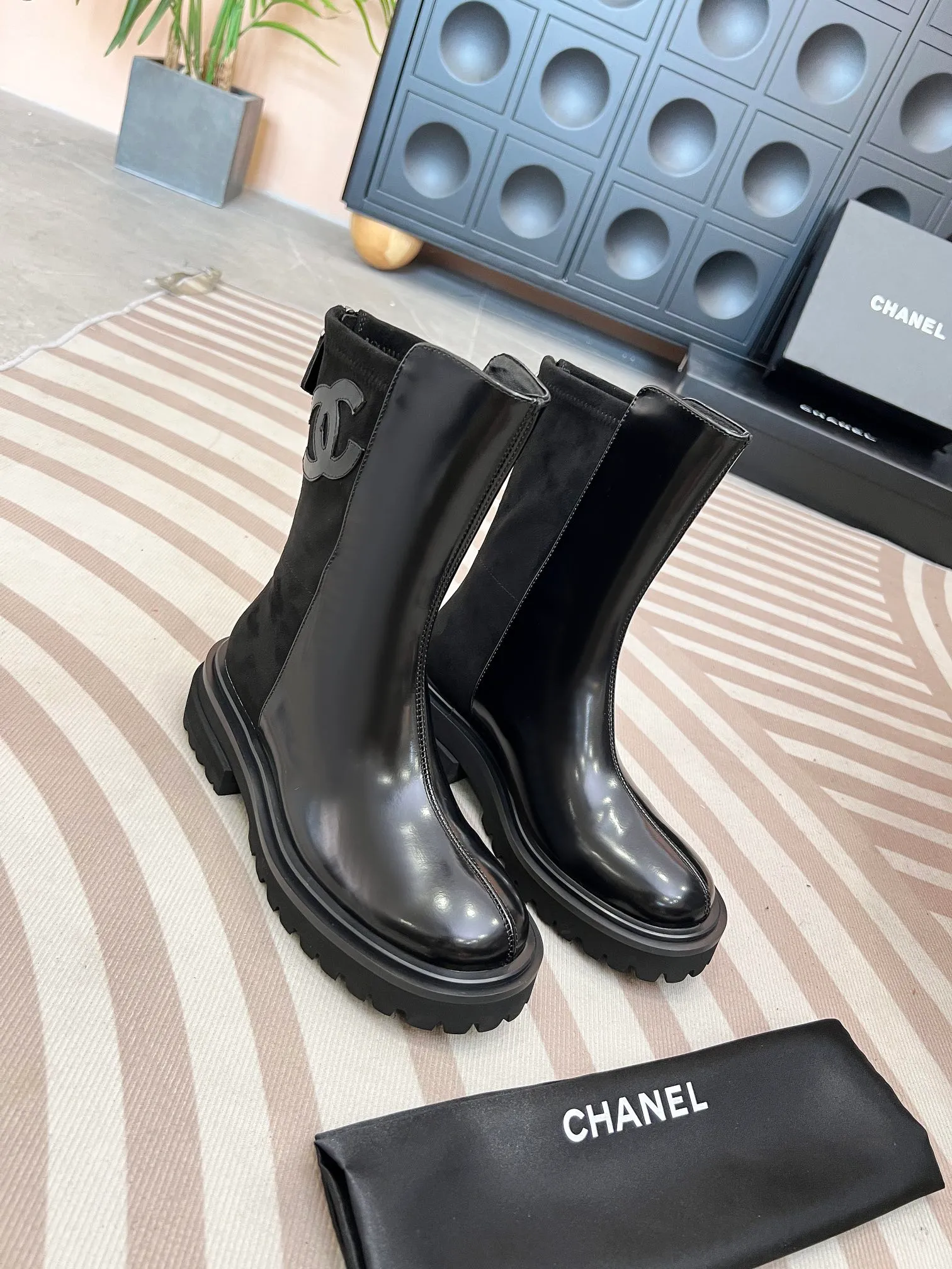 👟👟Ex-factory price 600👟👟 CHANEL* Chanel* new autumn and winter style. These letter knight boots are really a representative of handsome fashion. The double C electro-embroidered logo on the boot tube is low-key yet luxurious! Simple, fashionable, individual and grand! The natural and smooth beauty has a beauty that amazes the time. You should also show off your long legs in winter ~ Upper: calfskin/open edge beads Inner: sheepskin lining Size: 35-41